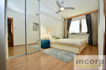 Predaj širokého garážového parkovacieho miesta v novostavbe na Jarabinkovej ulici