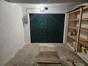Na predaj priestranná garáž s elektrinou a jamou v Martine