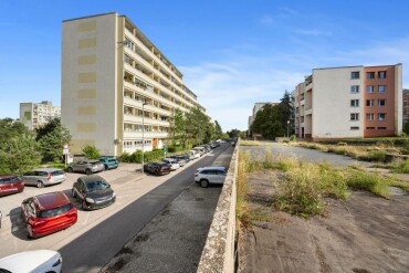 Predaj uzavretej garáže na Adámiho ulici v Karlovej Vsi