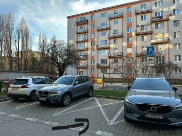 Parkovacie miesto pred Trenčianskou 62 a 64 na prenájom