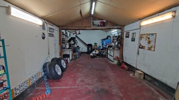 Veľká garáž s vybavením