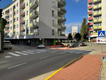 Prenájom vonkajšieho parkovacieho miesta s rampou a kamerami