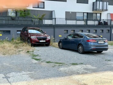 Parkovacie miesto na prenájom pre dve autá v Banskej Bystrici
