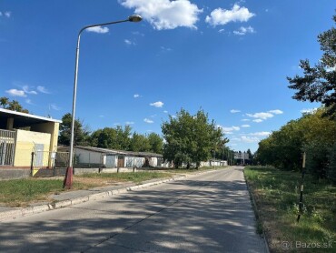 Predaj priestrannej garáže v Komárne – 21 m² s elektrinou