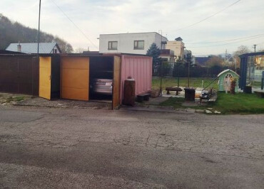 Menšia časť garáže na prenájom na uskladnenie