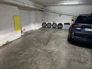 Garážové státie pre 3 motorky v centre Komárna