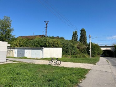Tehlová garáž s jamou a elektrinou na predaj