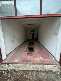 Veľká garáž na prenájom s montážnou jamou a rozmermi 9,40 × 3,30 m