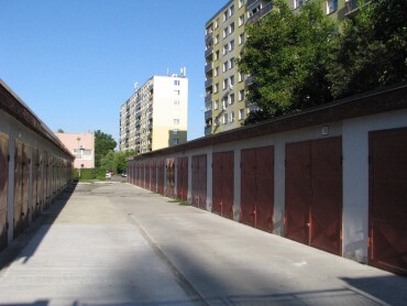 Novopostavená tehlová garáž na Hviezdoslavovej ulici