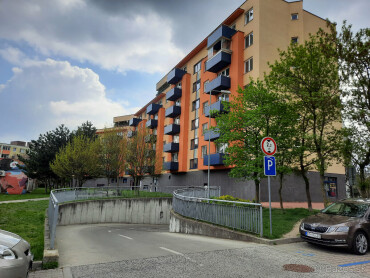 Na predaj garážové státie v suteréne na Osuského ulici, Petržalka