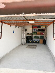 Predaj samostatnej garáže s elektrinou a montážnou jamou v Karlovej Vsi