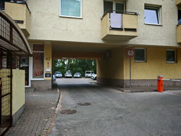 Na predaj garáž na Šustekovej ulici v Bratislave