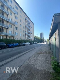 Garáž s montážnou jamou a elektrinou na Kukučínovej ulici