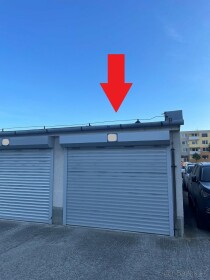 Nová garáž s elektrickou bránou a novou strechou