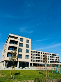 Vonkajšie parkovacie miesto pri Rezidencii Hron vo Zvolene