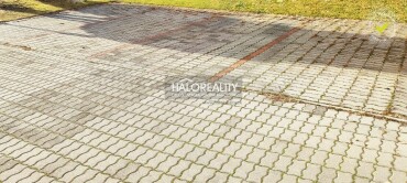 Predaj 5 parkovacích miest v Rovinke pred bytovým domom