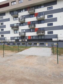 Prenájom vonkajších parkovacích miest na Komenského ulici, BB