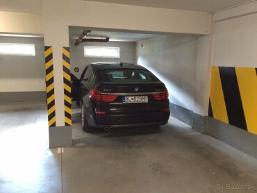Parkovanie v garáži pri letisku Bratislava