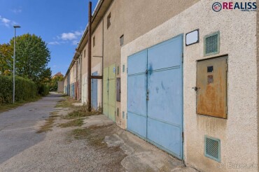 Garáž na predaj s elektrinou a pivnicami v Bánovciach nad Bebravou