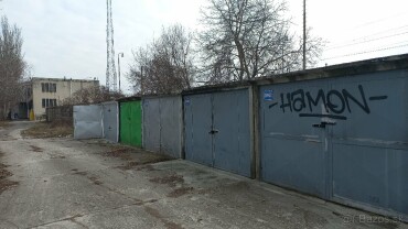Na predaj betónová garáž na Domkarskej ulici v Bratislave