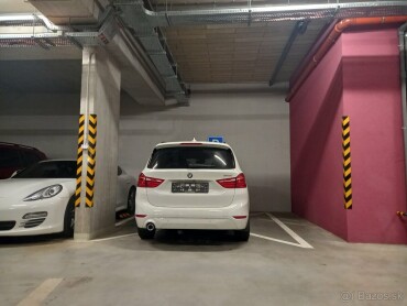Široké parkovacie miesto v garáži, Slnečnice, Z. Chalupovej