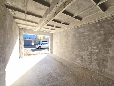 Murovaná garáž na predaj s pozemkom 20 m² na Považskej ulici