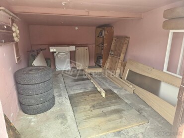 Na predaj murovaná garáž pri LIDL v Galante