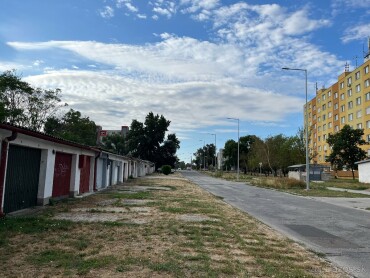 Garáž na prenájom pri Vážskom moste s elektrinou