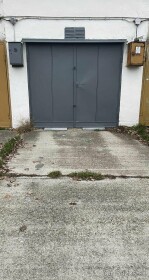 Na predaj zrekonštruovaná garáž s elektrinou v Komárne
