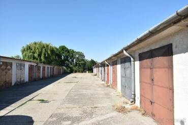 Predaj väčšej tehlovej garáže v Senci