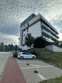 Vonkajšie parkovacie miesto Westhill Park Drotárska