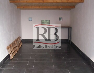 Predaj garáže 15 m2 na Trenčianskej ulici v Ružinove
