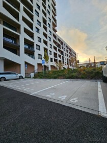 Vonkajšie parkovacie miesto pri bytovom dome Kopčianka