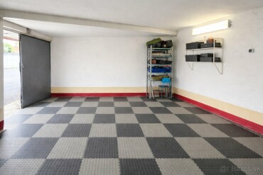 Na predaj dvojgaráž 30 m² s elektrinou a dvoma vstupmi