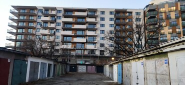 Na predaj garáž s pozemkom na Teslovej ulici v Ružinove