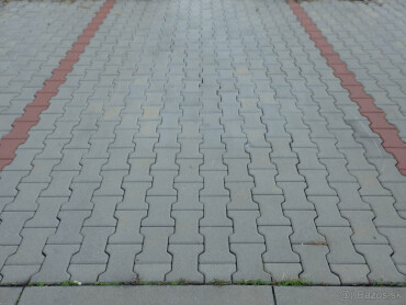 Kúpa parkovacieho miesta v komplexe Meander na Kukučínovej ulici