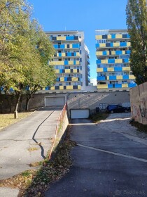 Predaj garáže v garážovom dome na Papraďovej ulici, Ružinov