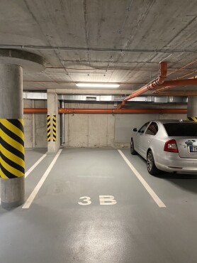 Parkovacie miesto v garáži pri železničnej stanici v Petržalke, BA