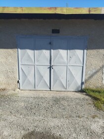 Murovaná garáž na predaj s elektrinou v Brezne