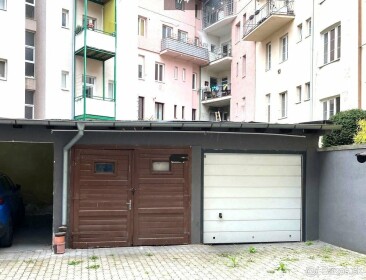 Samostatná garáž 18 m2 na Továrenskej ulici v Starom Meste