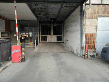 Parkovacie miesto pre motorku v stráženej garáži