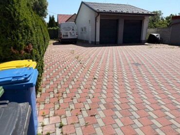 Parkovacie miesto na prenájom v monitorovanom dvore v Senici