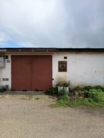 Na predaj garáž v Poprade s elektrinou a pivnicou