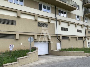 Predaj priestranného parkovacieho miesta v garážovom dome na ulici Svätej rodiny