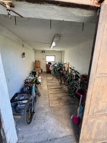 Garáž na predaj vo Varíne s montážnou jamou