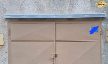 Predaj priestrannej garáže 21m² s elektrinou a prenajatým parkovaním v Trenčíne