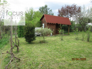 Predaj oplotenej záhradky s privátnym prístupom a parkovaním