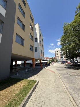Vnutorne parkovanie pri Fakultnej nemocnici v Trenčîne