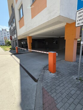 Vnutorne parkovanie pri Fakultnej nemocnici v Trenčîne