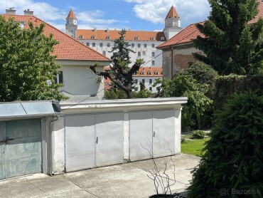 Dvojgaráž na prenájom s montážnou jamou a elektrinou